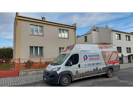 Zateplení stropu rodinného domu s pultovou střechou v Plzni